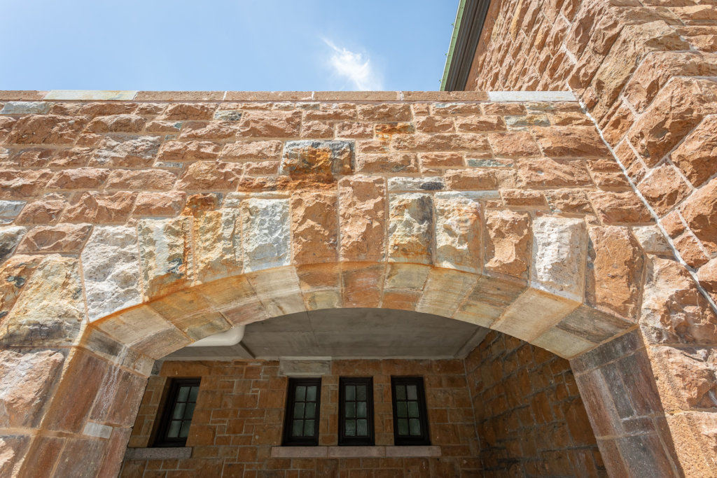 Restauration-arche-pierre-maçonnerie-Montréal