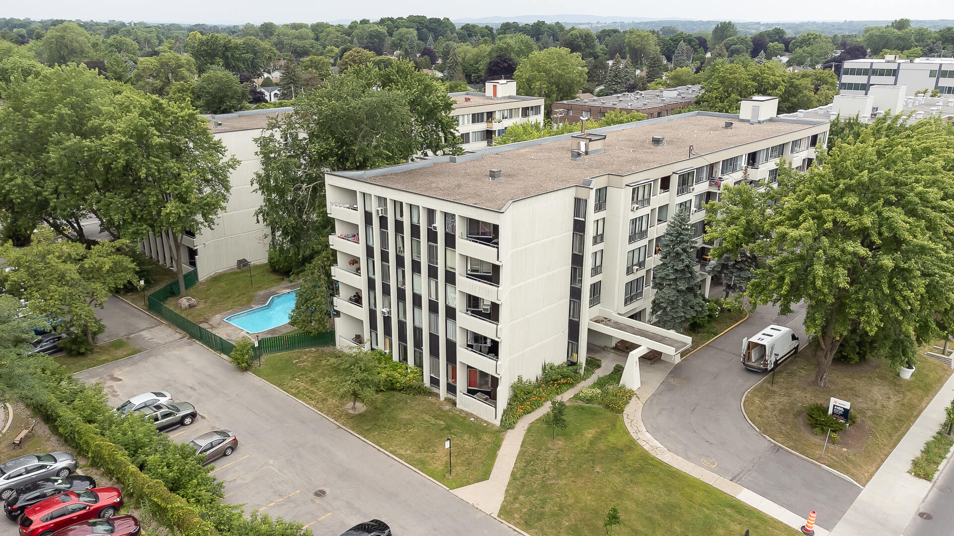 4450 Boulevard Saint Jean Web 004