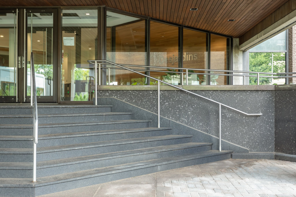 maçonnerie-marches-extérieures-en-granit-Lévis-Québec