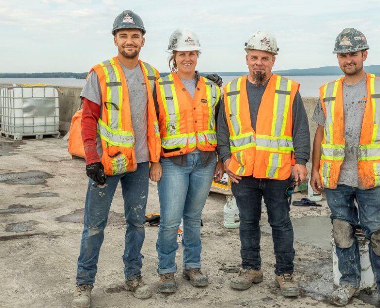 chargés-de-projet-et-ingénieures-sur-chantier-renforcement-de-béton