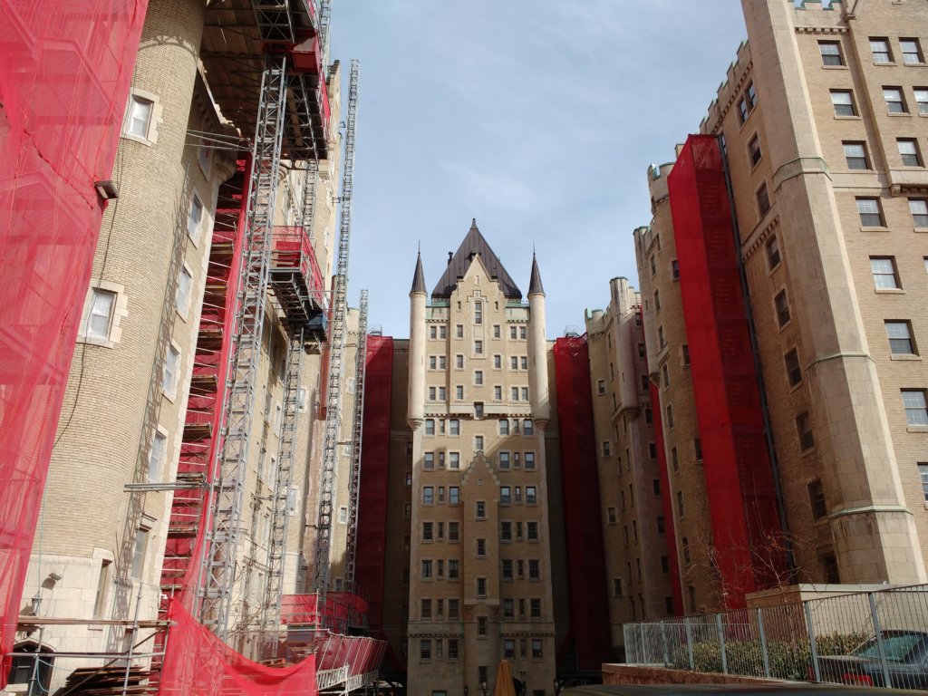 échafaudage-plateforme-élévatrice-sur-mat-réfection-immeuble-appartements