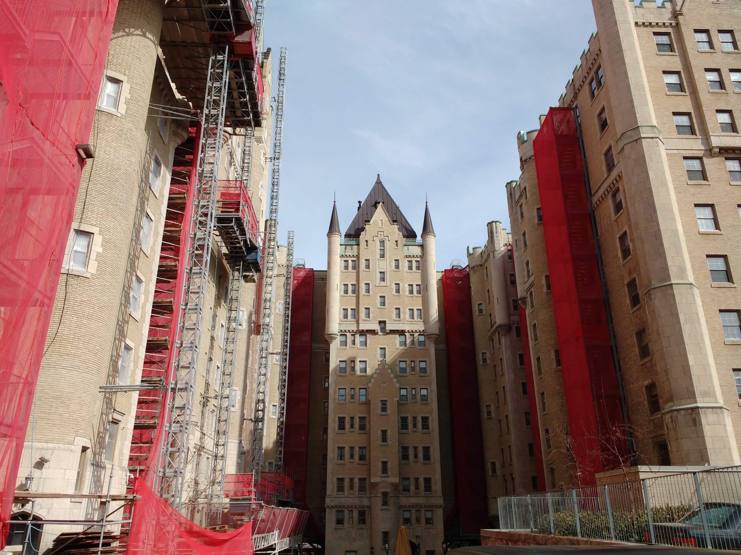 échafaudage-plateforme-élévatrice-sur-mat-réfection-immeuble-appartements