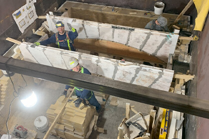 Employés travaillant à l'intérieur d'une chaudière (boilers)