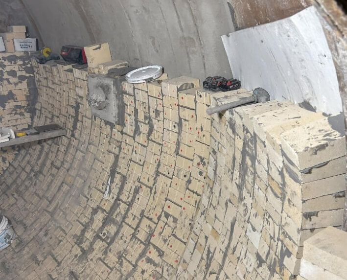 Installation de briques réfractaires à l'intérieur d'une chaudière (boilers)