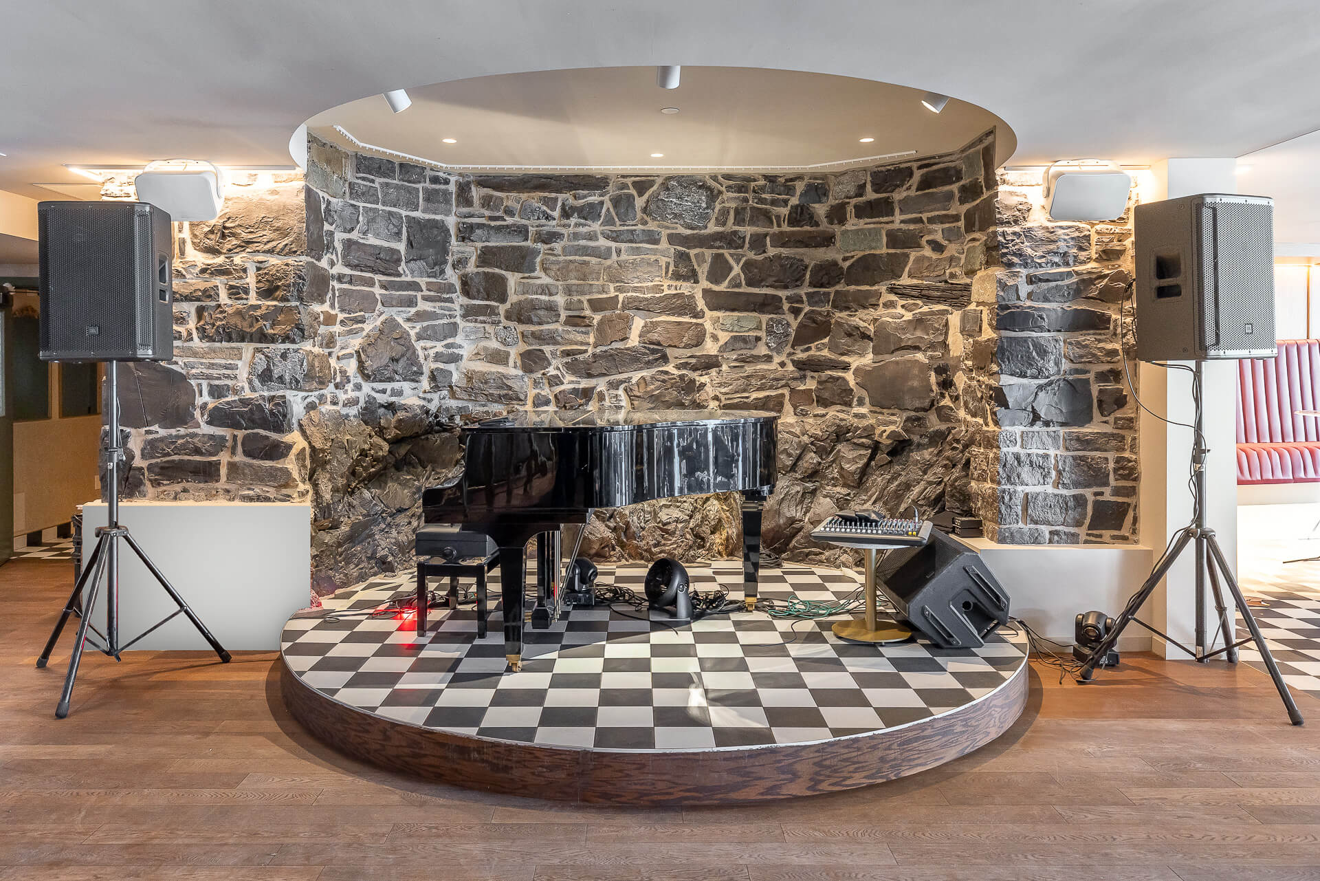 Fondation en pierre de moellons et de roc au sous-sol, intégré à une scène.