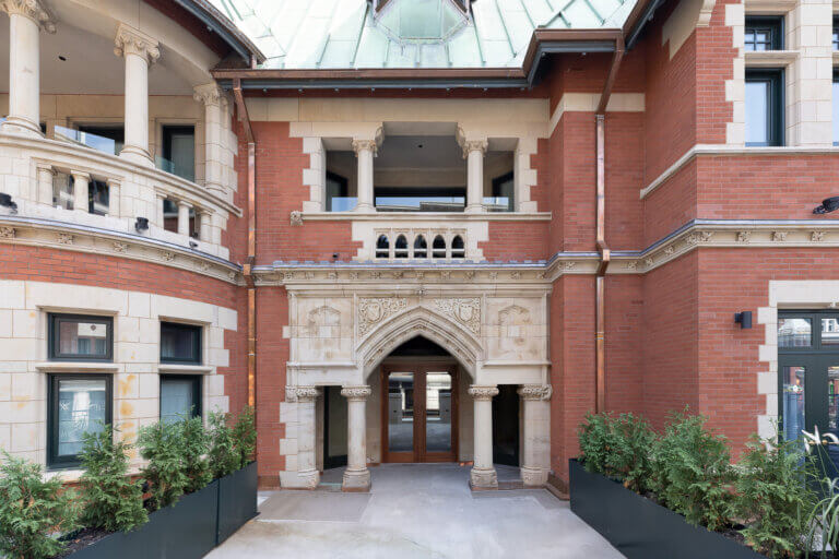 Façade du bâtiment vu de près 