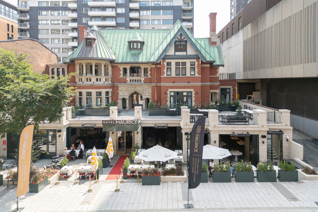 Façade du bâtiment vu de loin.