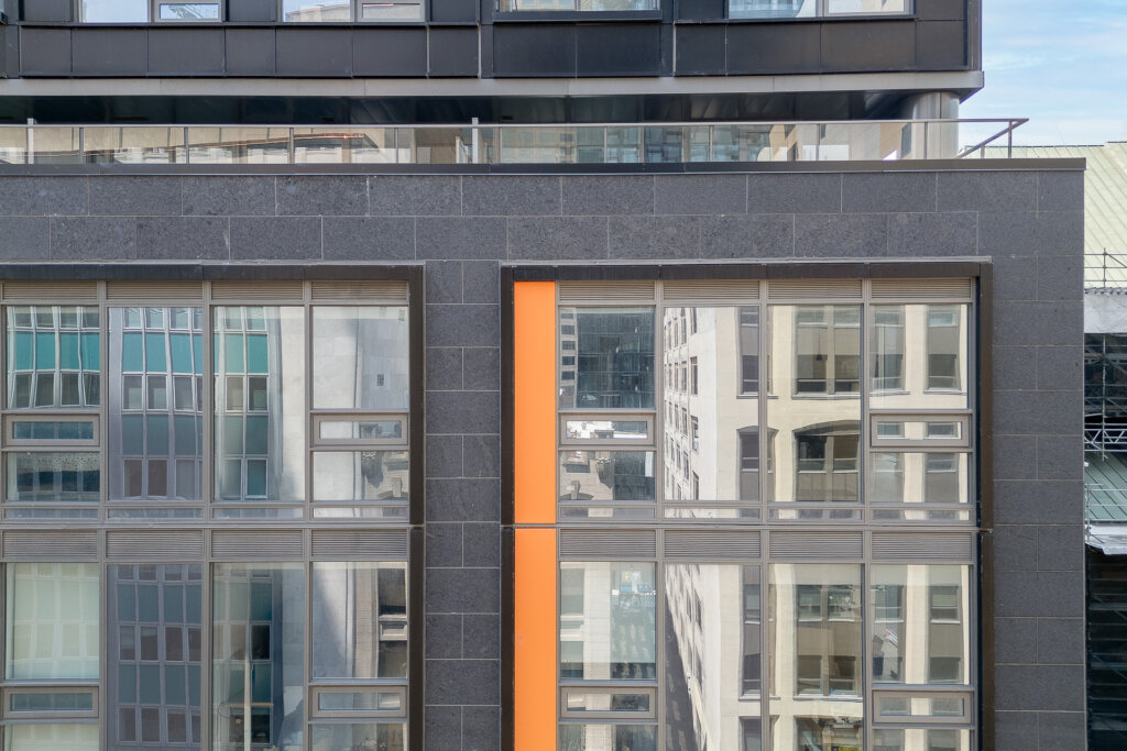 La façade en granite du Livmore