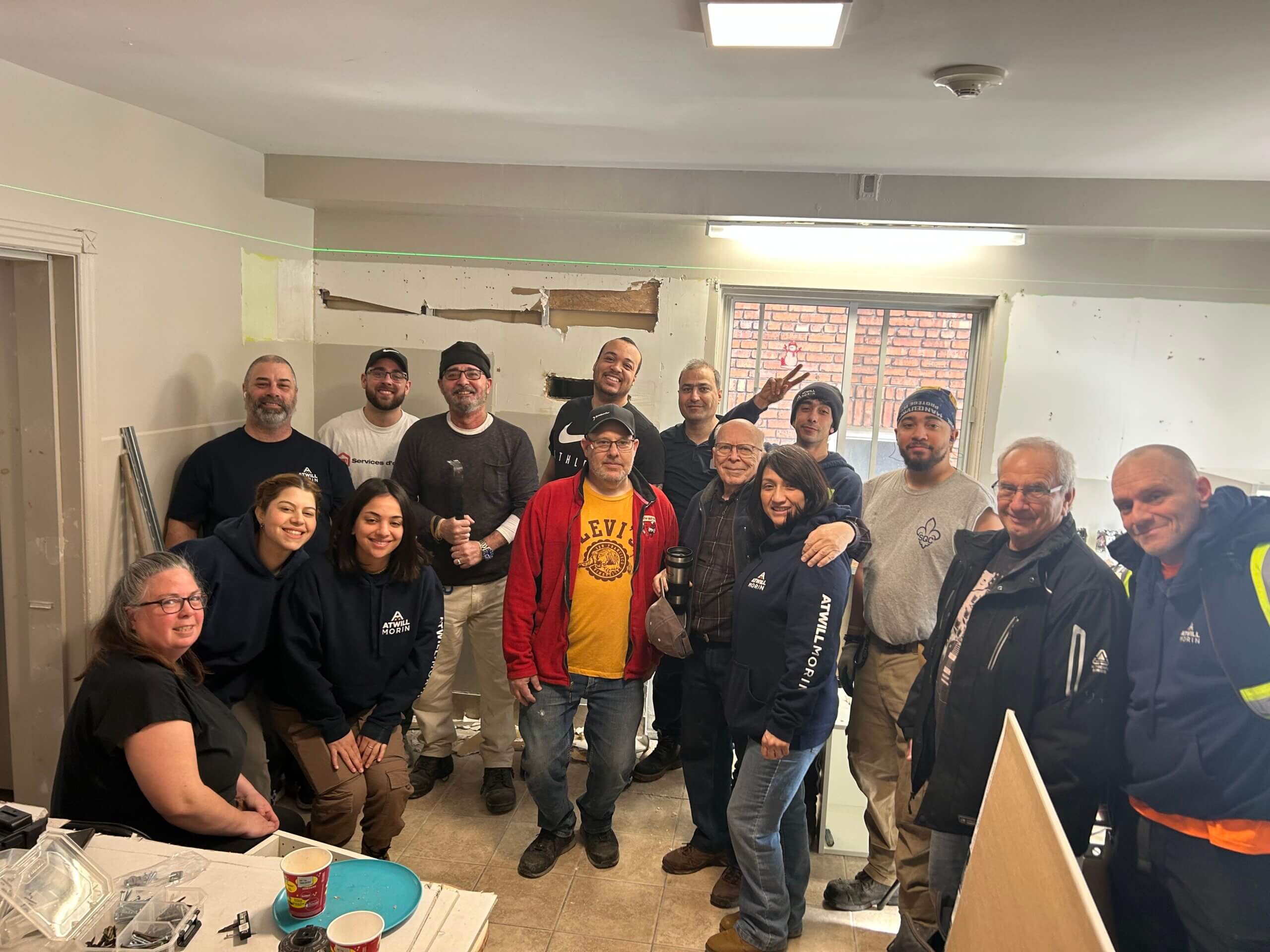 Photo d'équipe dans la cuisine en rénovation