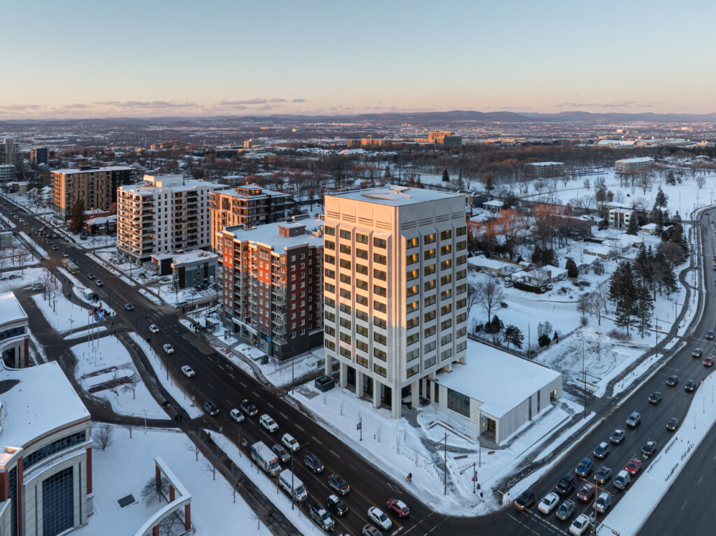 Vue de loin et en hauteur du bâtiment. rénovation façade immeuble
