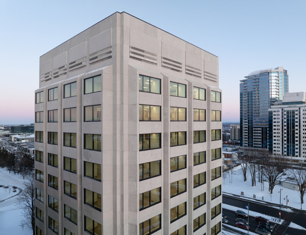 Vue du haut du bâtiment. Panneaux GRFC