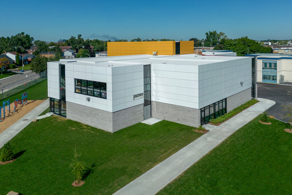 Vue d'ensemble de l'école saint-louis. Maçonnerie neuve