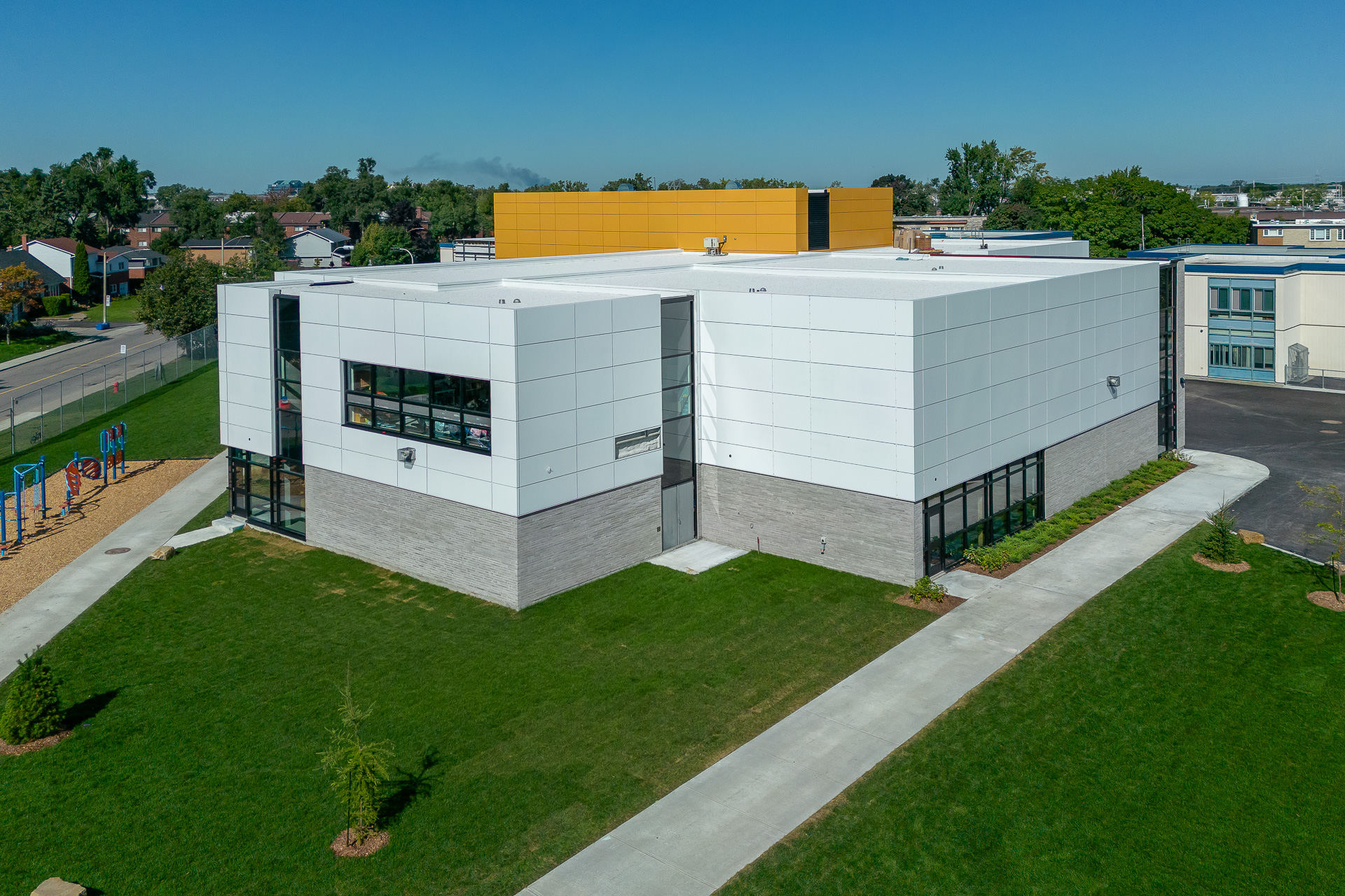Vue d'ensemble de l'école saint-louis. Maçonnerie neuve