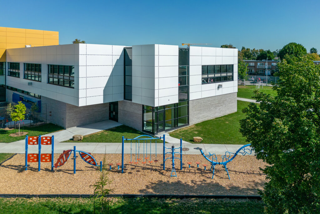 Vue de la façade extérieure et de la cour d'école