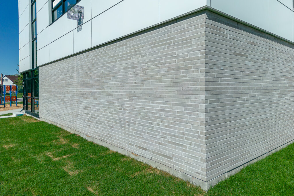 Vue de près de la maçonnerie neuve sur la façade extérieure