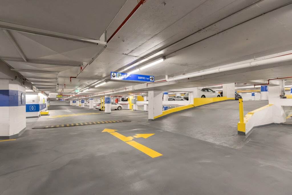 Vue intérieure du stationnement refait