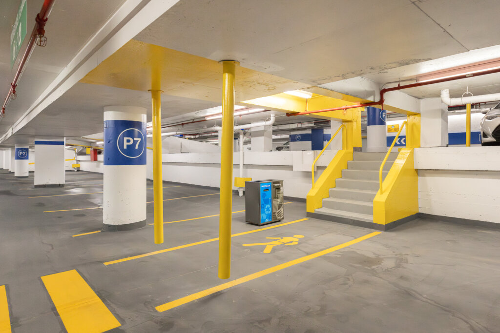 Vue de la nouvelle cage d'escalier à l'intérieur du stationnement P7