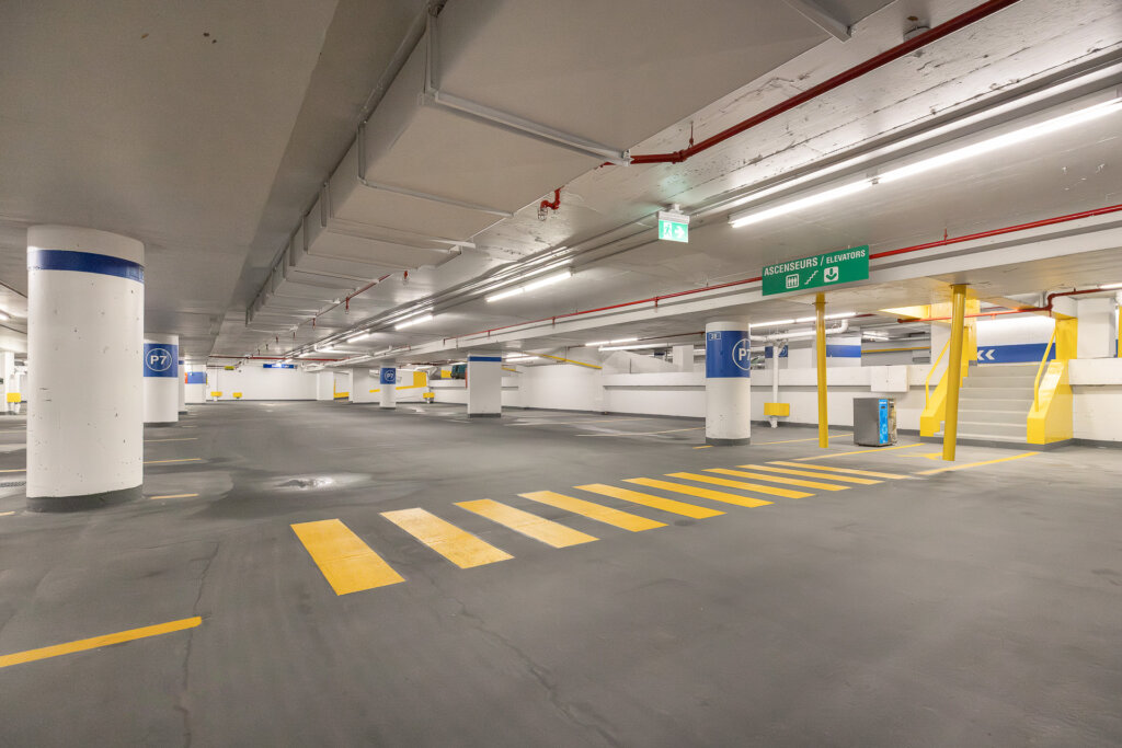 Vue intérieure du stationnement refait