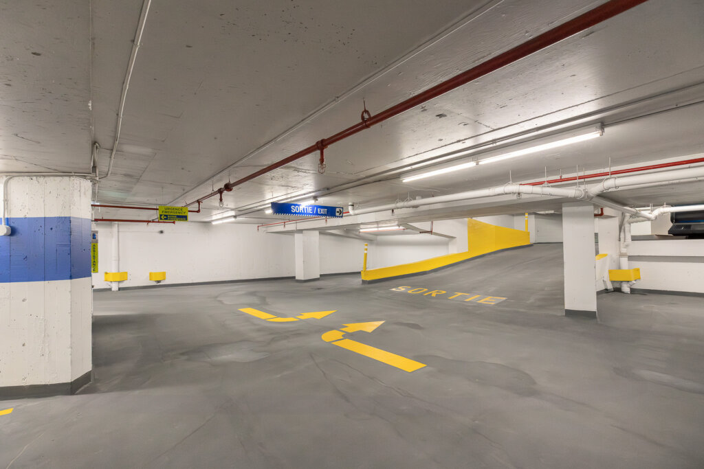 Vue intérieure du stationnement refait