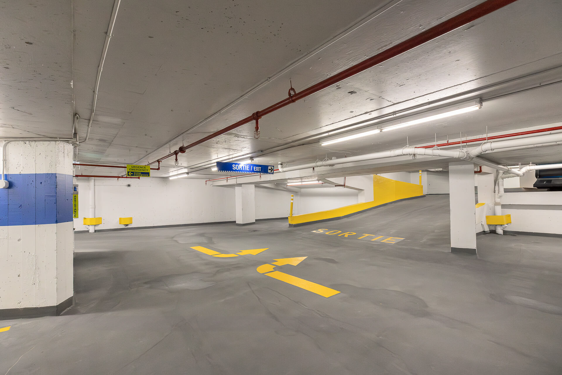 Vue intérieure du stationnement refait