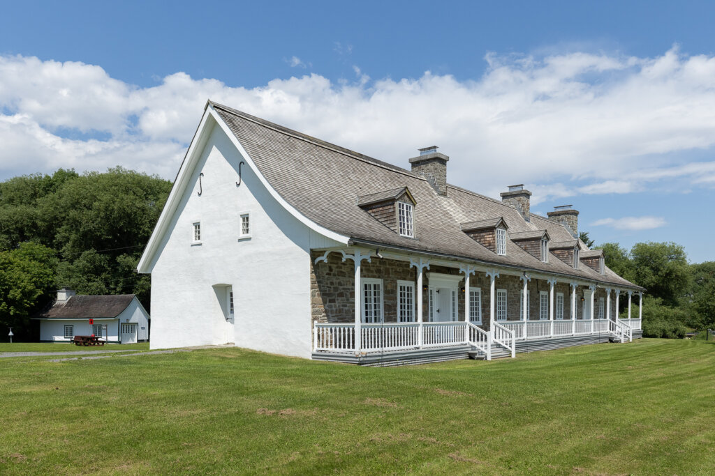 Vue en angle du revêtement extérieur de la Petite-Ferme