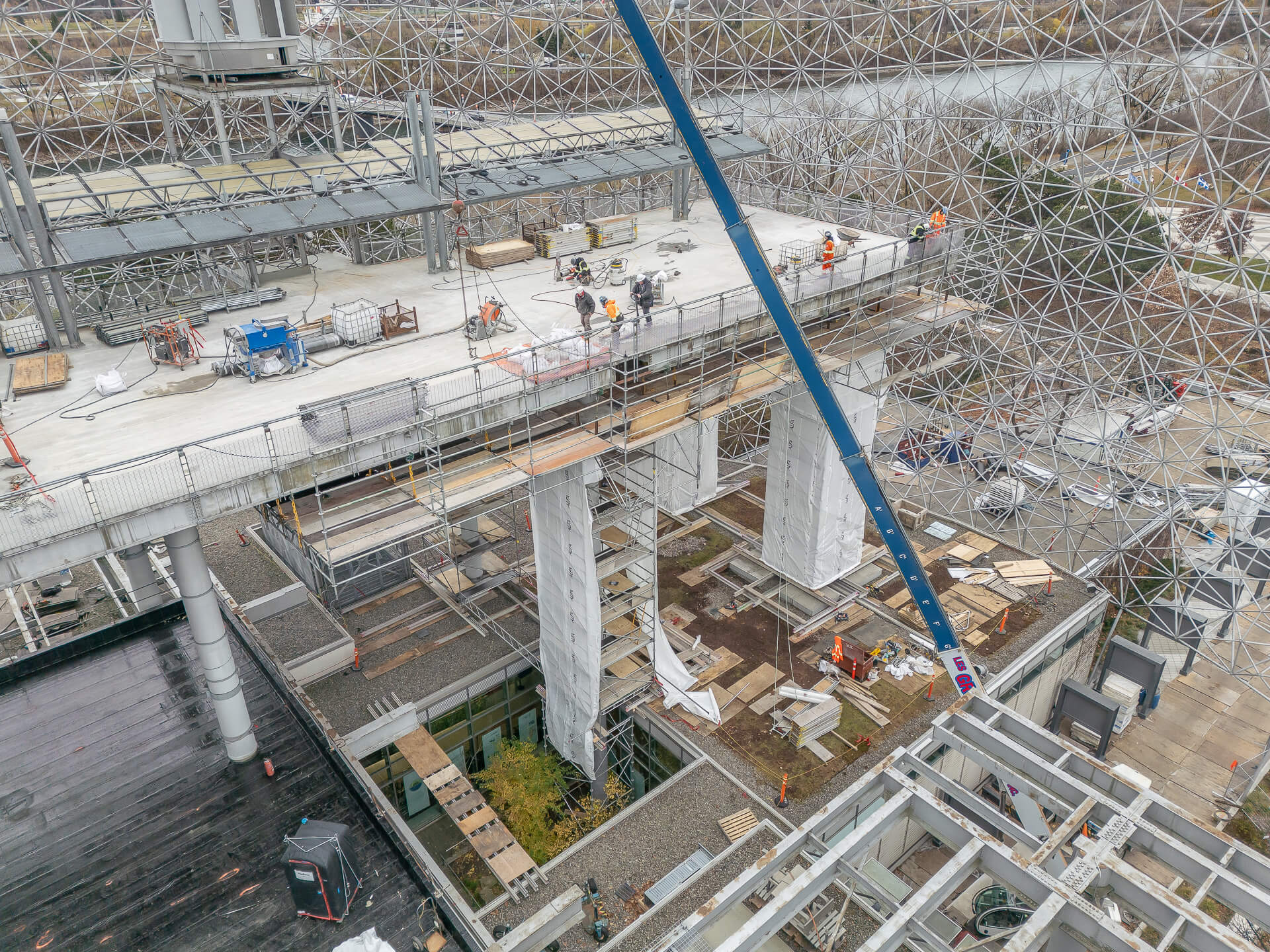 Vue de haut du système de suspension et des échafaudages