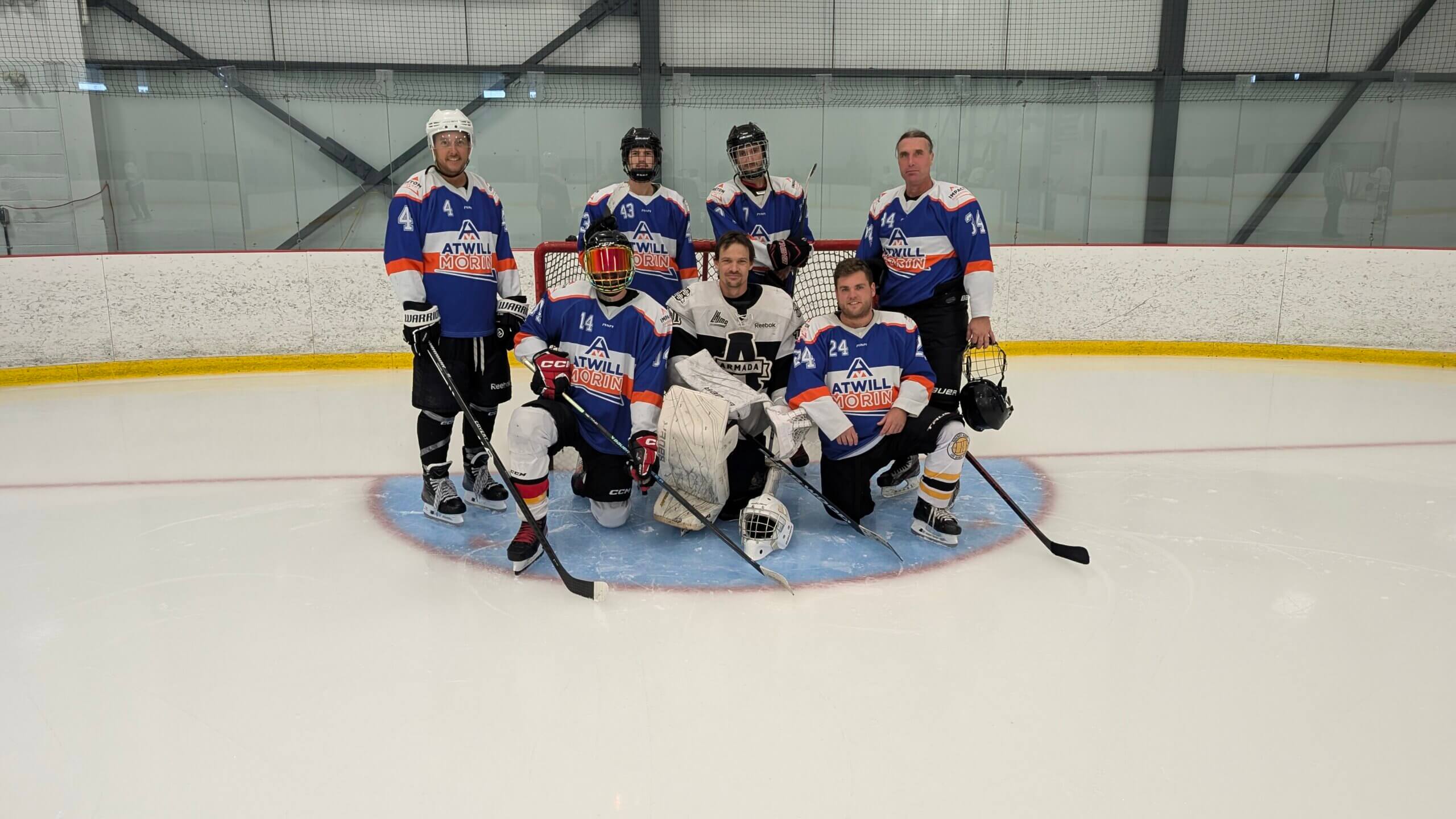 Photo d'une équipe pour le tournoi de hockey au profit de la fondation chu sainte-justine