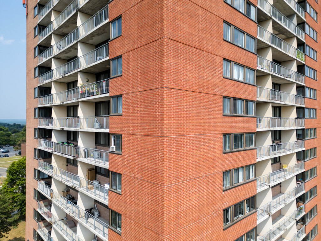 Balcon, vue en angle, sur l'immeuble résidentiel à Gatineau