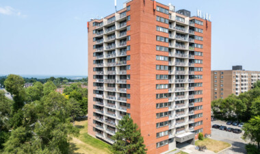 Immeuble avec balcons restaurés à Gatineau