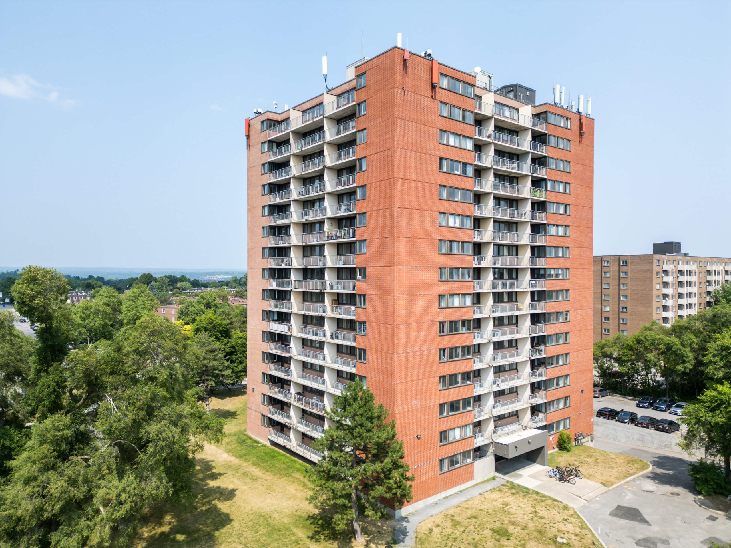 Immeuble avec balcons restaurés à Gatineau