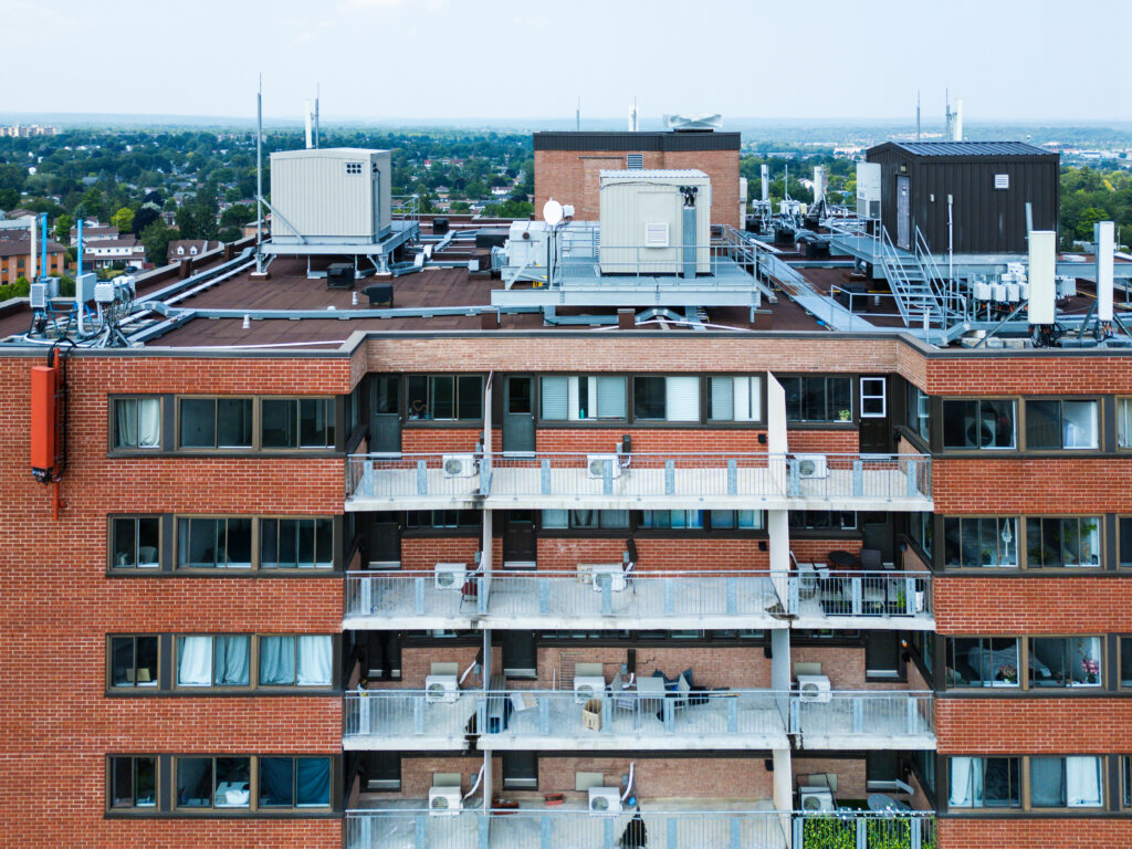 Balcons sur l'immeuble résidentiel à Gatineau