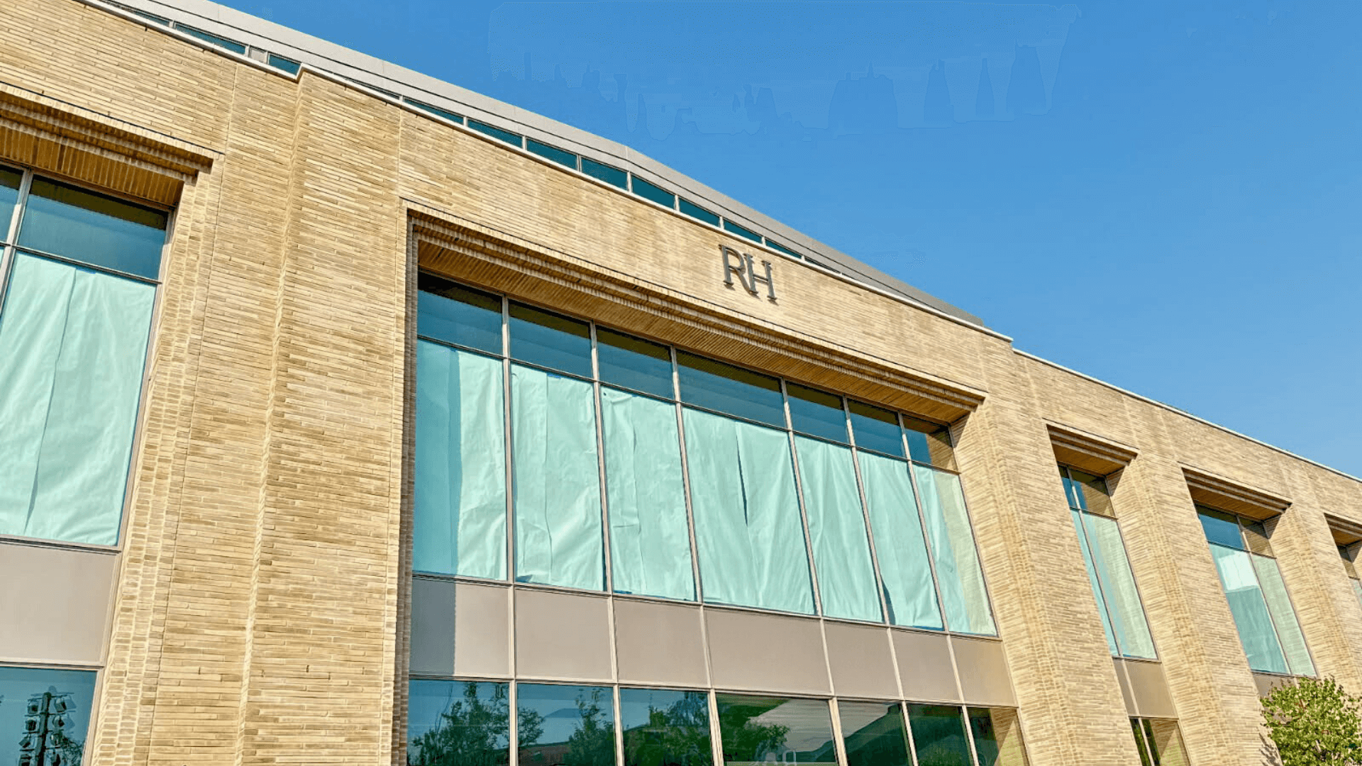 Linteaux cachés sur une des façades de Maison RH