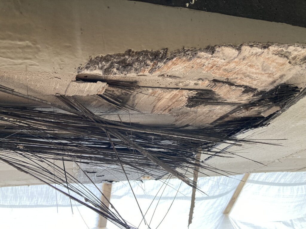 PRFC brisé sous un pont