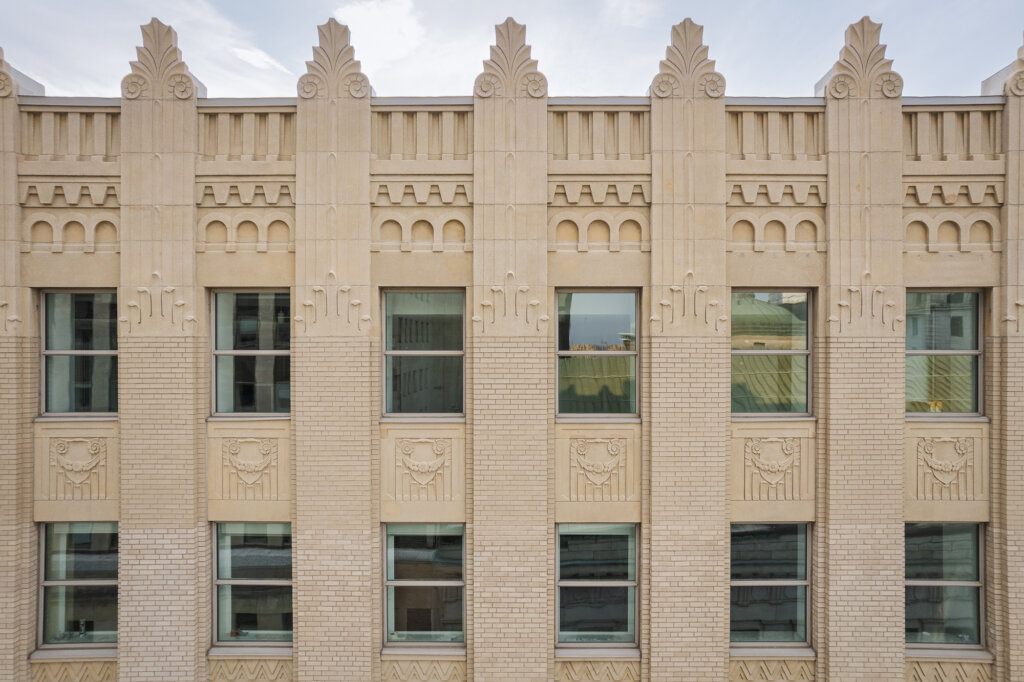 Détails d'une des façades. Facade closeup