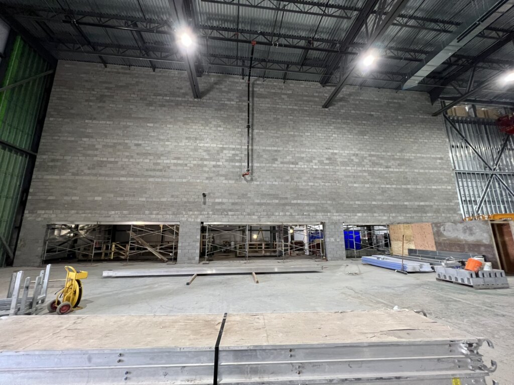 Mur anti-bruit en cours de construction