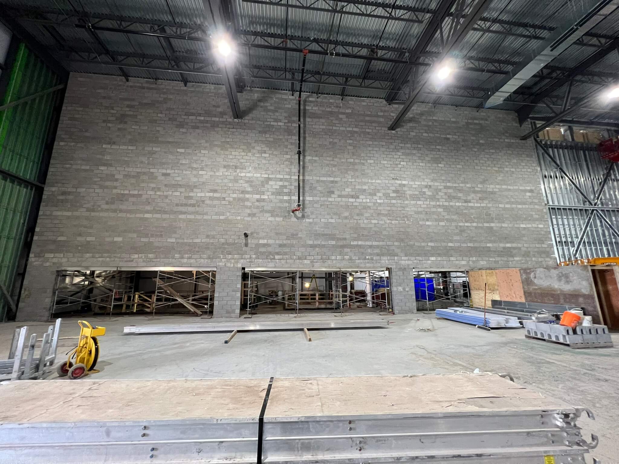 Mur anti-bruit en cours de construction