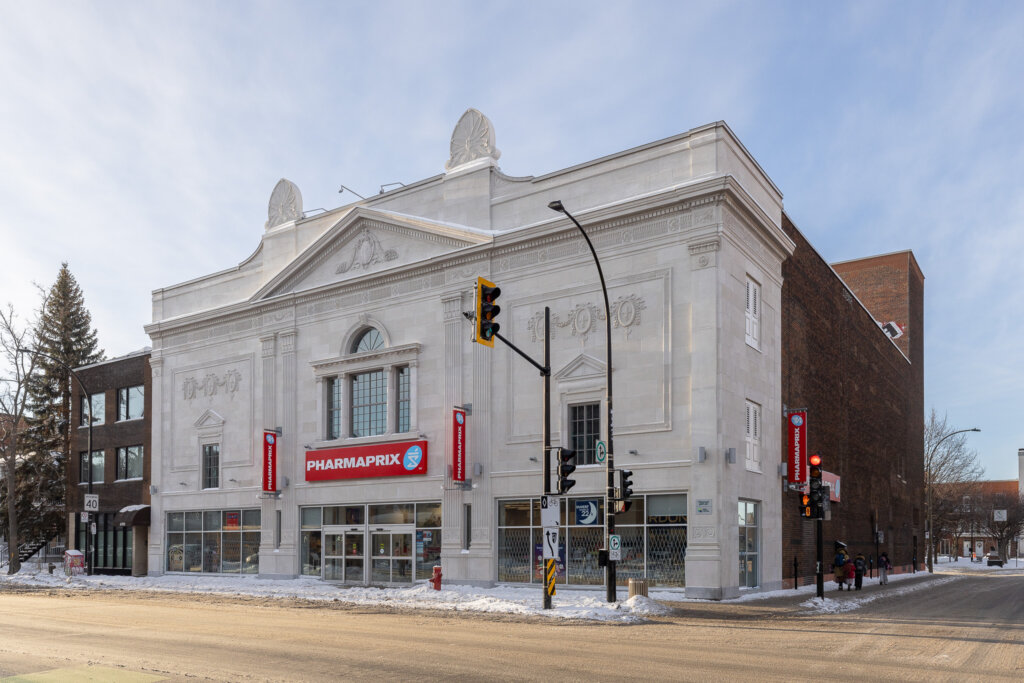 Vue du bâtiment en angle