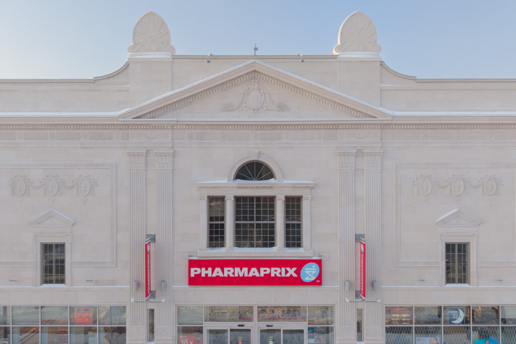 Vue de près de la nouvelle façade en pierre de béton