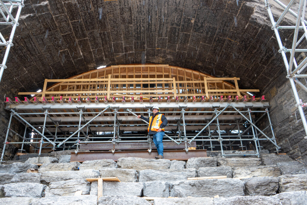 Échafaudage sous le pont