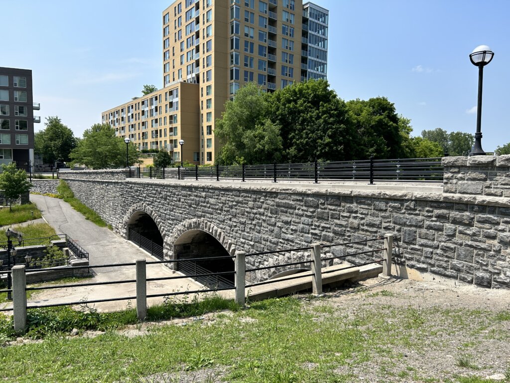 Pooley's Bridge de loin