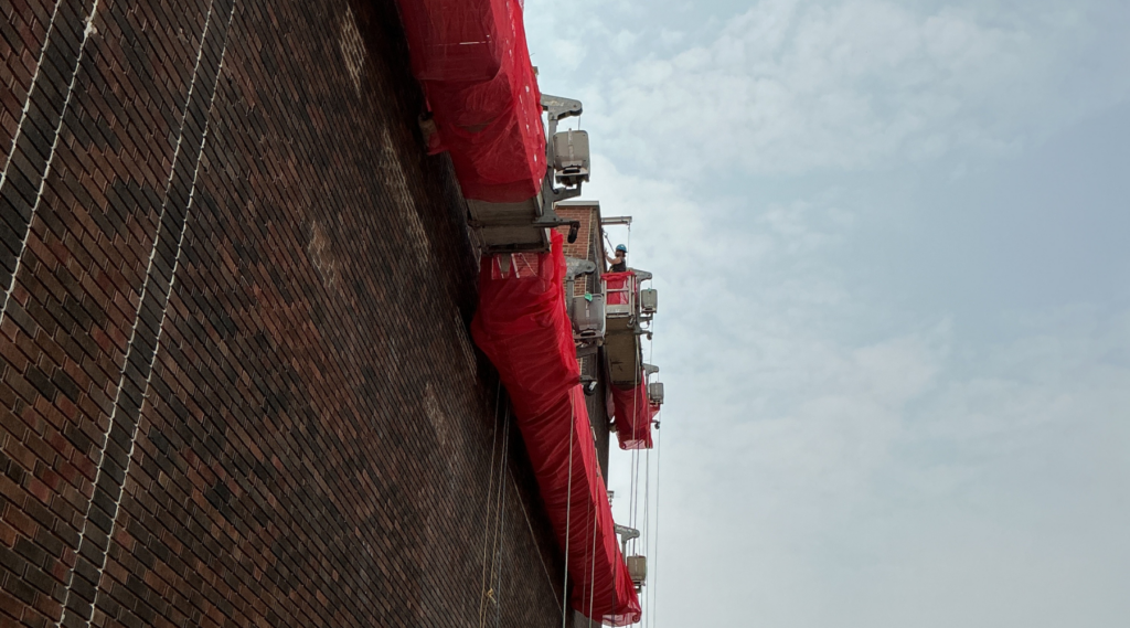 Plateforme suspendue pendant les travaux