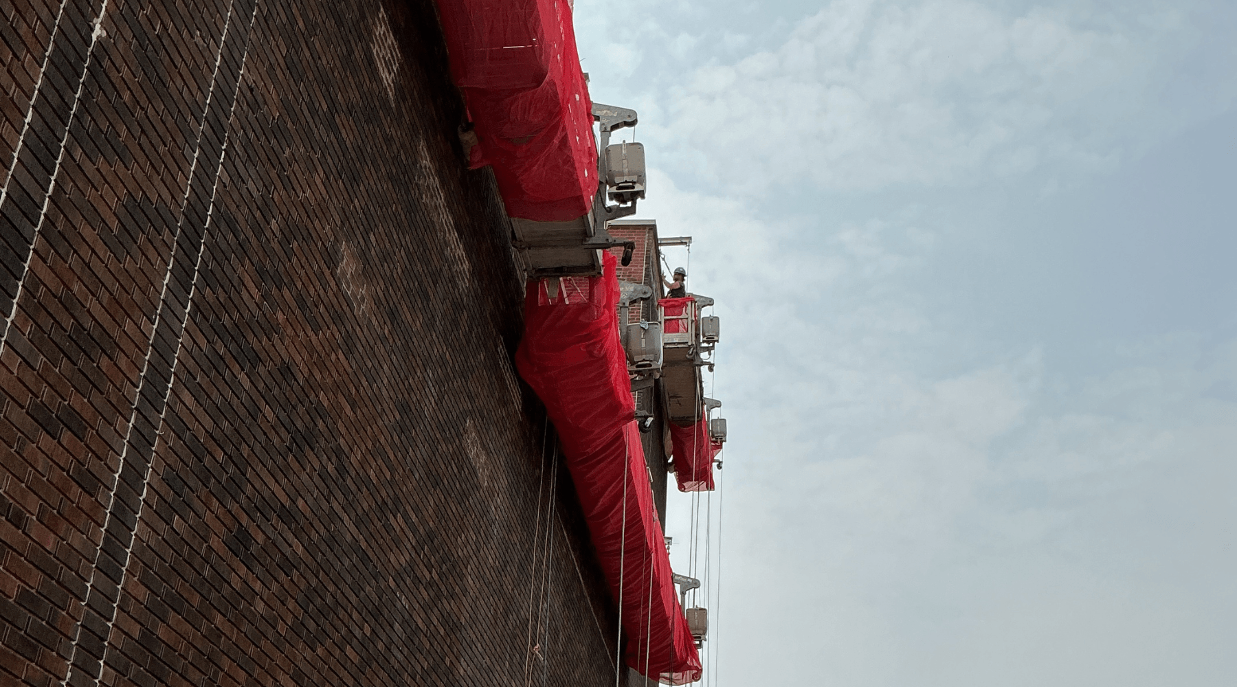 Plateforme suspendue pendant les travaux