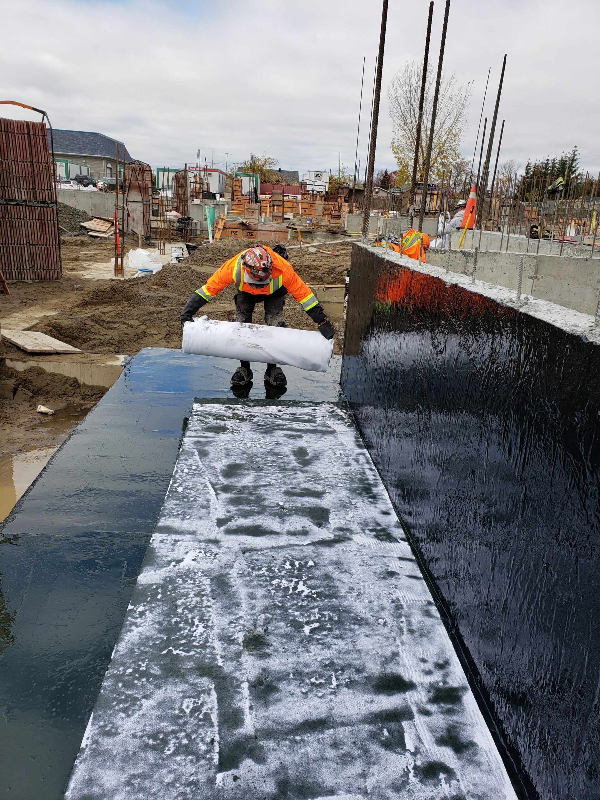 Chantier en cours application de membrane au sol