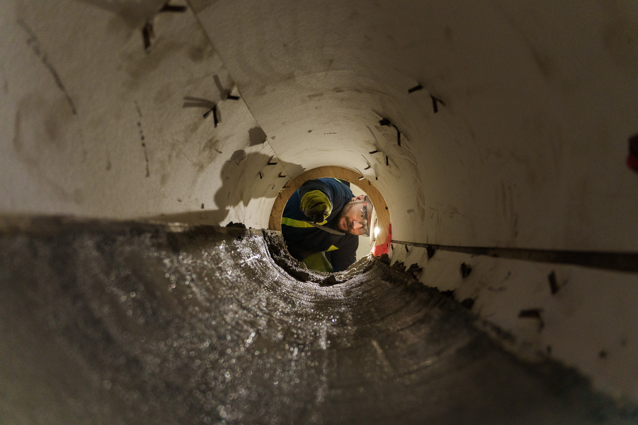 Employé travaillant sur l'intérieur d'une cheminée