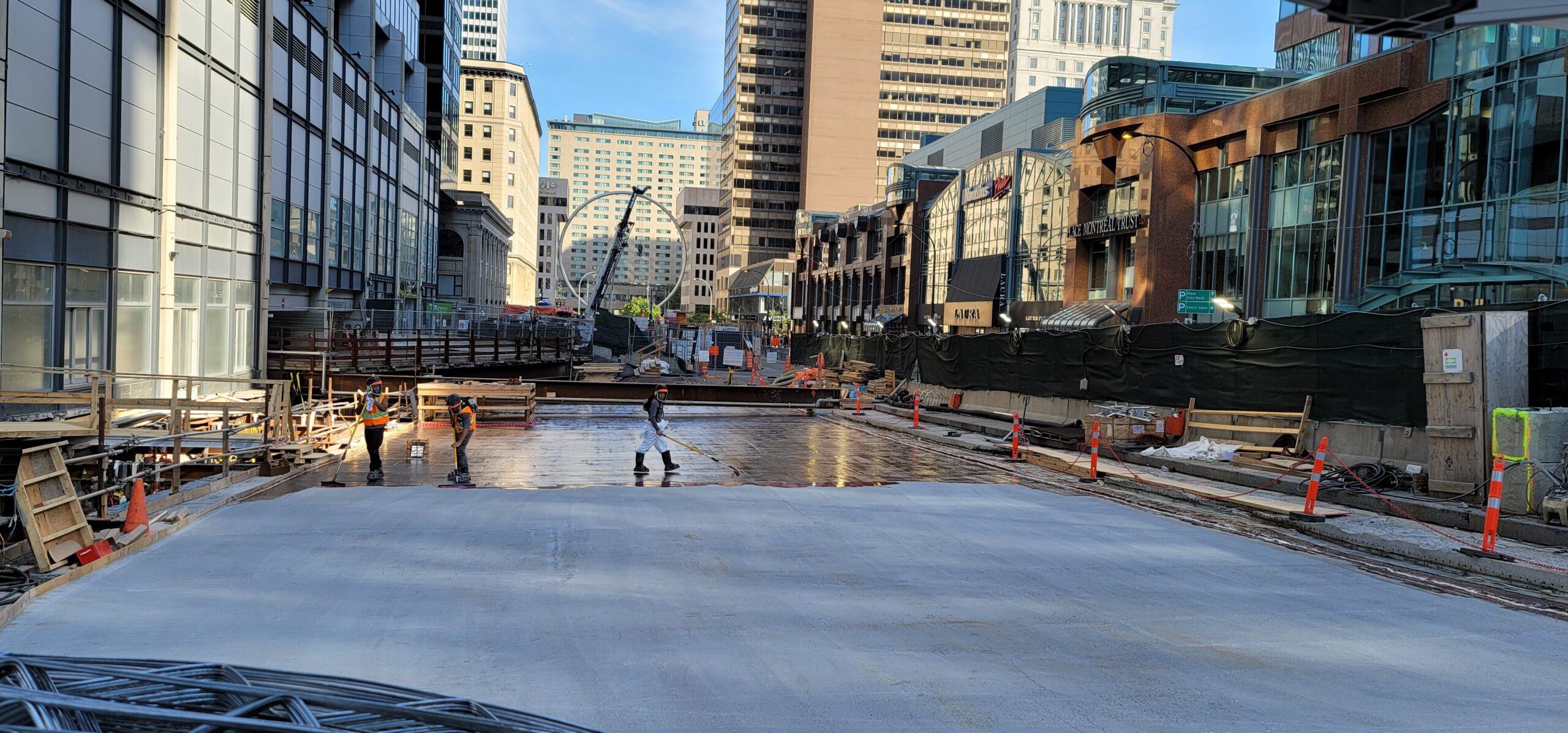 L'équipe SoluBéton appliquant de la membrane à l'extérieur, dans le centre-ville de Montréal